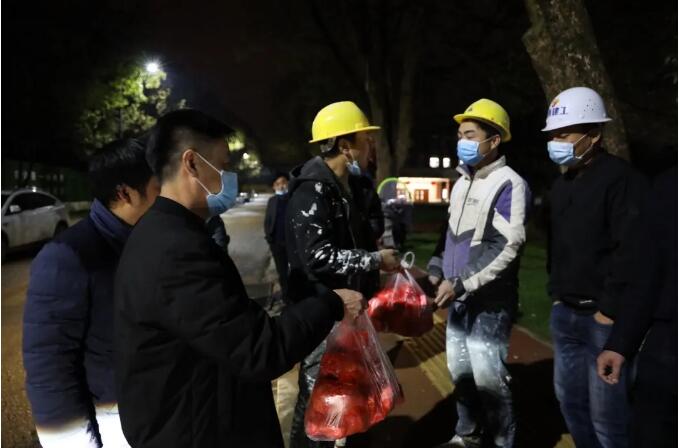 鼓舞士氣 激發干勁 “愛心”夜宵送進工地