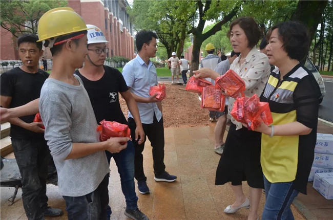 炎炎夏日送清涼，點滴關懷暖人心——城投集團各黨支部開展“送清涼”慰問一線員工活動