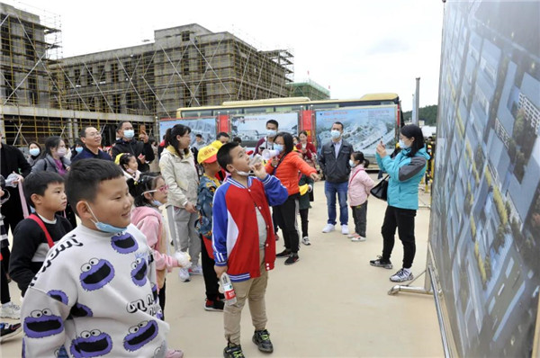 “千人市民觀察團”走進城投集團龍山湖公園、陶瓷產業加速基地等項目