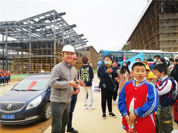 “千人市民觀察團”走進城投集團龍山湖公園、陶瓷產業加速基地等項目