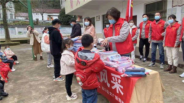 市城投集團(tuán)開展“黨建引領(lǐng)學(xué)雷鋒，志愿服務(wù)展風(fēng)采”送溫暖活動(dòng)